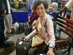 駅の出発ホームは5番線。
母はココまでの旅でさすがに疲れているので、ベンチでひとやすみ。

ウズベキスタンの人達は年配者にとても親切で、明らかに目上と分かる人にはかならず席を譲ってくれる。

今回、ここでチョットお疲れ気味の母の写真を載せたのはウズベク旅でのスーツケースのサイズを紹介するため。
母は、いつもの海外旅行だとお土産がタップリ入る大きなスーツケースを使うのだが、ウズベク旅では小さめサイズの自力で持ち上げられる大きさにしてほしいと、お願いしておいた。

ウズベキスタンの駅にはエスカレーターやエレベーターはなく、基本は自分で荷物を持ち上げて階段を上り下りしなければならなく、自分のキャパを超えたサイズのスーツケースでは駅の階段の上り下りだけで疲れ切ってしまうだろう。
本来ならば背中に担ぐバックパックが最適な選択肢なのだろうが、73歳のおばあちゃんにバックパックは酷というモノだ。

年配の方に限らず、腕力に自信のない女性の方がウズベキスタンを個人で旅する場合には、荷物は小さくを心掛けておく方が良いと思う。
