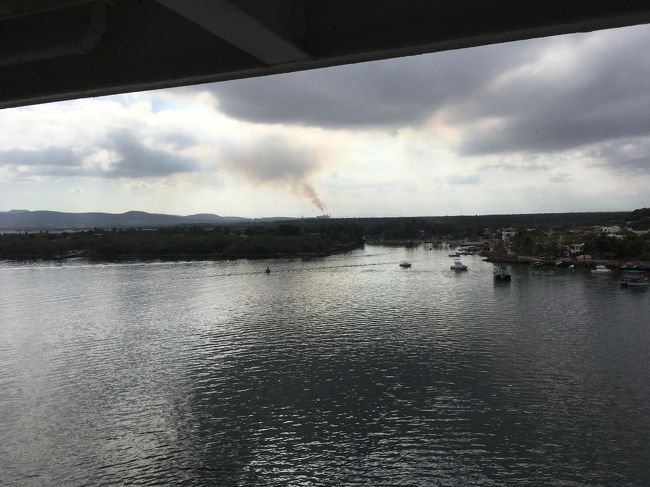 メキシコのwifiがつながるようになりました。船は旧市街に近い埠頭に近づきます。