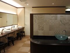脱衣所。シンクは5つ。
系列で、仙石原にある箱根ハイランドホテル同様、敷地内で採水されたナチュラルミネラルウォーターがある。。