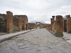 Pompei Scarvi駅で降りると、直ぐに遺跡の入り口があります。