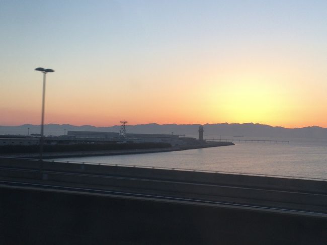 あっという間にセントレア着。ちょうど夕焼けが出ていました。