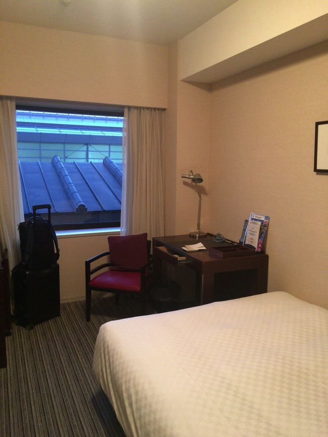 入室。ＩＨＧやヒルトンみたいに上級会員でも無く、安価なグレードの部屋（それでも１泊１．４万）だったので、低層階の５階です。空港建物と同じ高さなので、発着場は見えません。