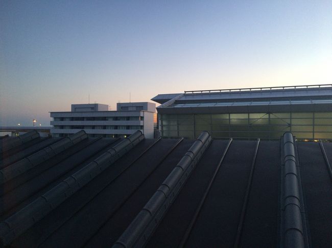 部屋から空港側。かろうじて南からアプローチしてくる飛行機が見えますね。