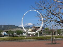 清水駅行きのシャトルバス(無料)に乗って到着したのは、駅の裏手(東口と言うらしい)。
この白い巨大な円が目印。富士山が入るように作られたか？