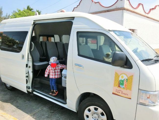 マサトランの旧市街をぶらつこうと思っていましたが、ターミナルから距離があるので、観光バスツアーにその場で申し込みました。これが実は大正解でした。大人一人25ドル、子どもは無料でした。バスといっても写真のようなミニバスですが、クーラー完備なうえに清潔でした。お客は私たち4人家族以外は、アメリカ人のおばちゃん姉妹3人、奥さんがメキシコ系の夫婦一組、一人でクルーズに参加しているアメリカ人のおばちゃん一人。バスは港に近い、丘の上にある展望台をまずは目指します。