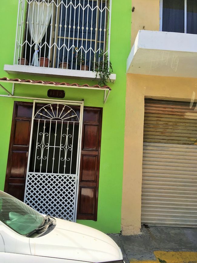 展望台を後にして、丘を下りる形で旧市街の中心にあるカテドラルを目指してバスは進みます。「俺はこのあたりの生まれなんだ～」と運転手さん。町の建物の色は原色を使って鮮やかです。窓や扉の鉄格子もおしゃれです。ルイと泊まっている車がどのメーカーのものが多いのか数えましたが、トヨタ、ニッサンが多い印象です。