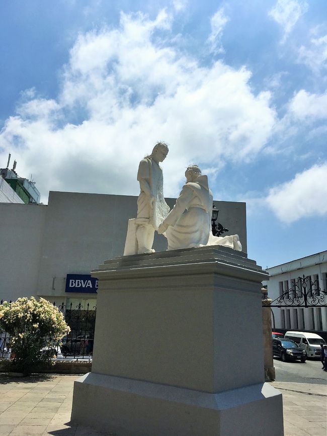 カテドラルの敷地の中には、グアダルーペの聖母のイメージが浮かんだ布を見せる聖ディエゴの像がありました。