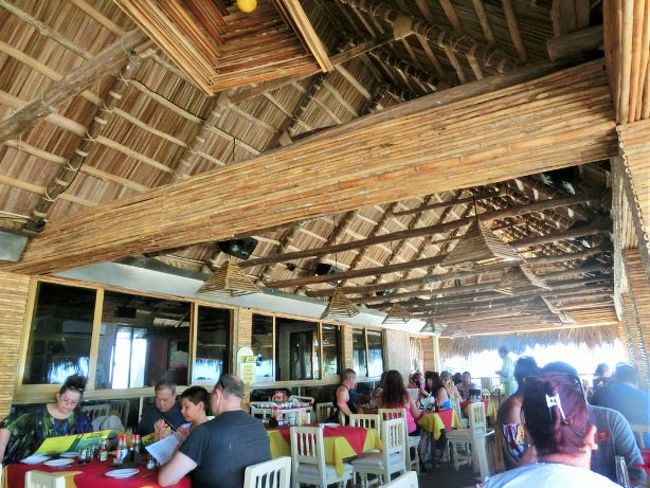 アメリカ人の観光客ばかりです。店は清潔でした。ウェイターのおじさんがメキシコ民謡を朗々と歌い出しました。