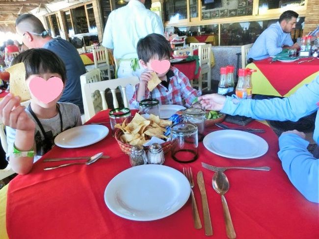 でも子供たちは歌より食べ物です。お通しで出されたトルティーヤチップスが気に入ったようです。