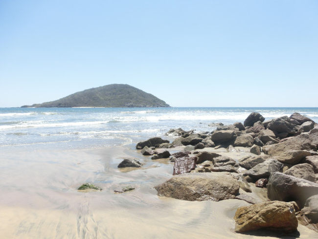 浜辺は物売りがいますが、しつこくありません。掃除が行き届いててゴミが落ちていません。浜辺の漂着物を集めるつもりであったルイはちょっと残念な様子。海が怖いレオはレストランから出ようとしません。波は荒く、水着の人も浜辺で日光浴をして過ごしている人ばかりで、泳いでいる人はいませんでした。