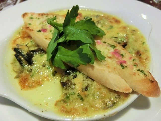 船に戻った後はシャワーを浴びて、みな1時間ほど寝てから夕食に向かいました。今日の一品目は・・・忘れました。チーズを使った料理であることは確かです（笑