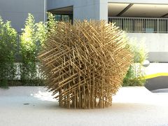 【じゃぱんハウス／サンパウロ／ブラジル】

写真のオブジェは、日詰明男氏の作品『六勾』....というそう～。

600本の竹を組み合わせて造られ、接着剤も紐も使わずに組み立てられているんですと...。