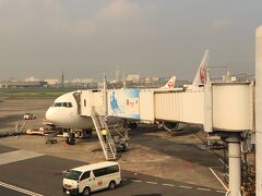 6:50 羽田空港着
7:15 搭乗開始

JALは満席で席数オーバー。次便への振替協力を募集してた。

7:25の予定から20分くらい遅れて離陸。