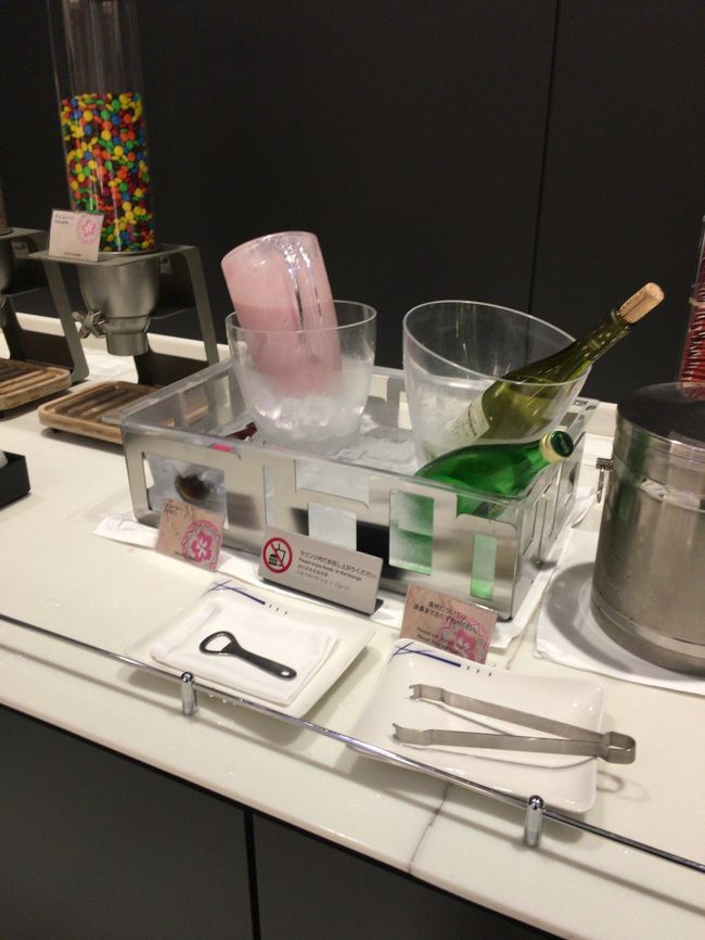 いちごスムージーがありましたのでいただきました。が、スムージーの出があまりに悪くて傾けて振って入れてたら蓋ごとぶちまけてしまいました。ひっくり返して蓋が外れたら大変だろうなぁとのんきに想像してたら本当に外れるとわ。本当に申し訳無かったです（汗