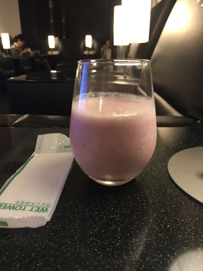 スタッフさんが新しいのを入れ直してわざわざ持ってきてくれました。このスムージー、結構旨いです。