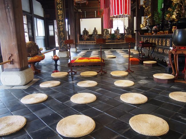 ここに正座するんですよね、きっと。<br />きつそう。