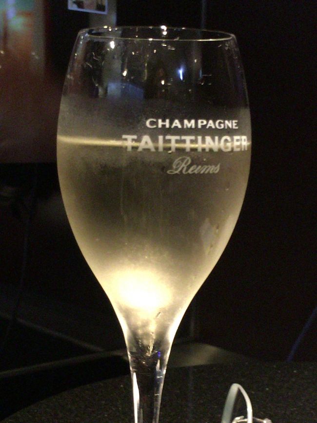 席で軽くシャンパンなど