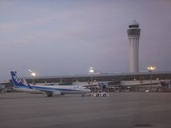 東京（羽田空港）17:35発 ― 中部国際空港（セントレア）18:35着予定のNH85便は
名古屋の空港の国内線旅客ターミナルの7番ゲートに到着。（18:30）

初めてのセントレア～♪
