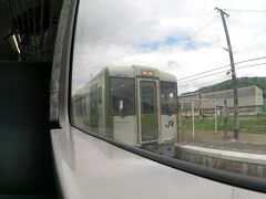 陸中松川駅で上り列車と交換。