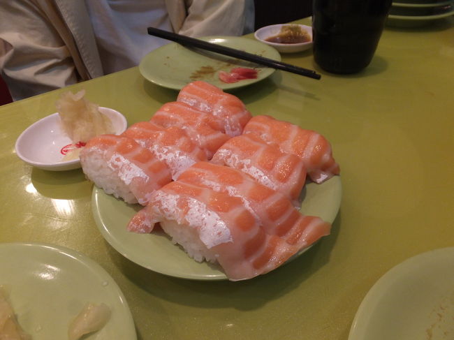 台湾回転寿司”争鮮”新店<br /><br />再び、握りたてサーモントリプル、美味しいです。