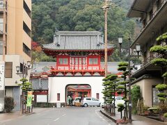 【武雄温泉　なかます旅館】

武雄温泉のシンボルの楼門

今回、某J〇Bでとったいたって普通の旅館ですが、
この門からほど近いところにありました。
