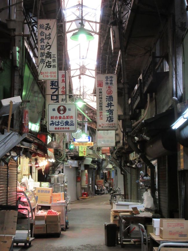 横丁にも商店街が続く