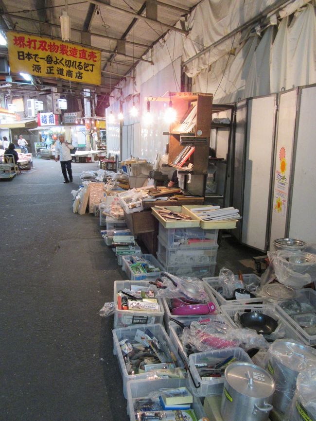 ガード下に包丁と鍋、調理用品の露店商　