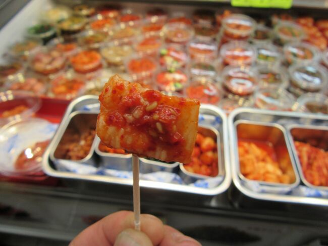 味見～　女将さんが<br />「キムチ類３パック1000円だけどお兄さんなら、<br />チャンジャ１パックとキムチ２パックで1000円で良いよ」と