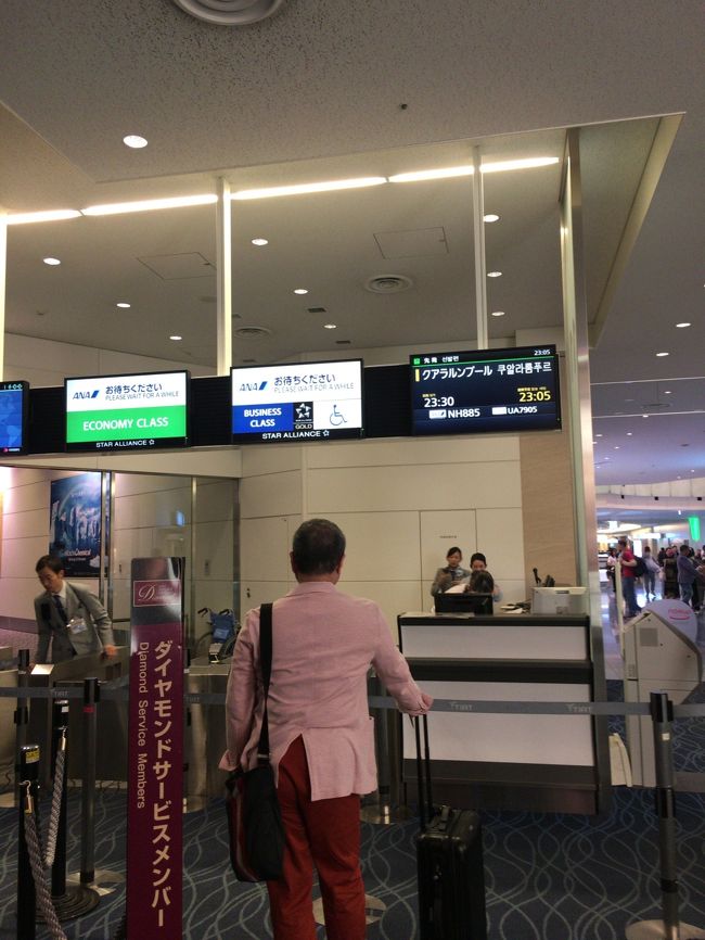 定番のＮＨ８８５。今年４回目。あと２回乗ります（汗<br />ＤＩＡ優先搭乗は５名程度。Ｃ客は私とこの前の御仁であとはエコに流れていきました。スタＧは大杉なので並ぶ意味ナシ。