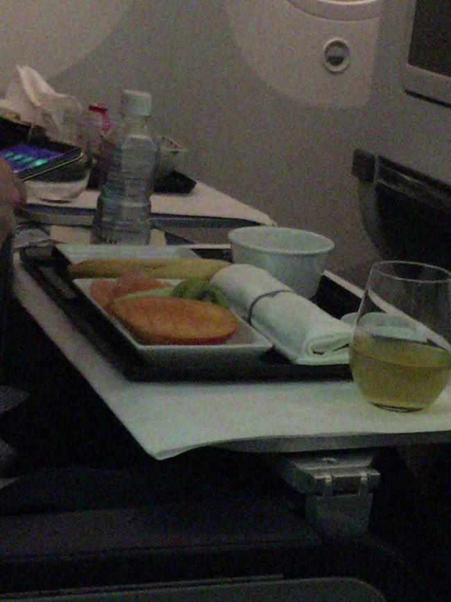 よく見たら通路挟んで隣は噂のグルテンフリー食のようです（わざわざ注文してたのか？）。バナナ１本ってことは無いみたいです（笑