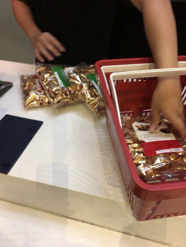 ブキビンでは売って無かったティラミス（１袋４５ＲＭと結構良い値段です）を大量買い。ＳＩＮのムスタファでこいつが売って無くて変なの買っちゃったんで...。<br /><br />これでしばらく買わなくて良いかな。