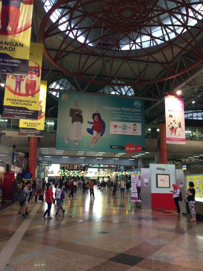 ３０分弱でＫＬセントラルへ。祭りっぽい飾りがありました。