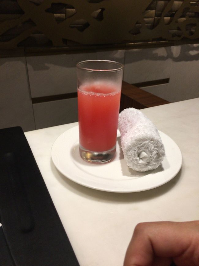 ＤＩＡ様チェックインでカウンターでウエルカムドリンクなど。ここじゃいらんけど...