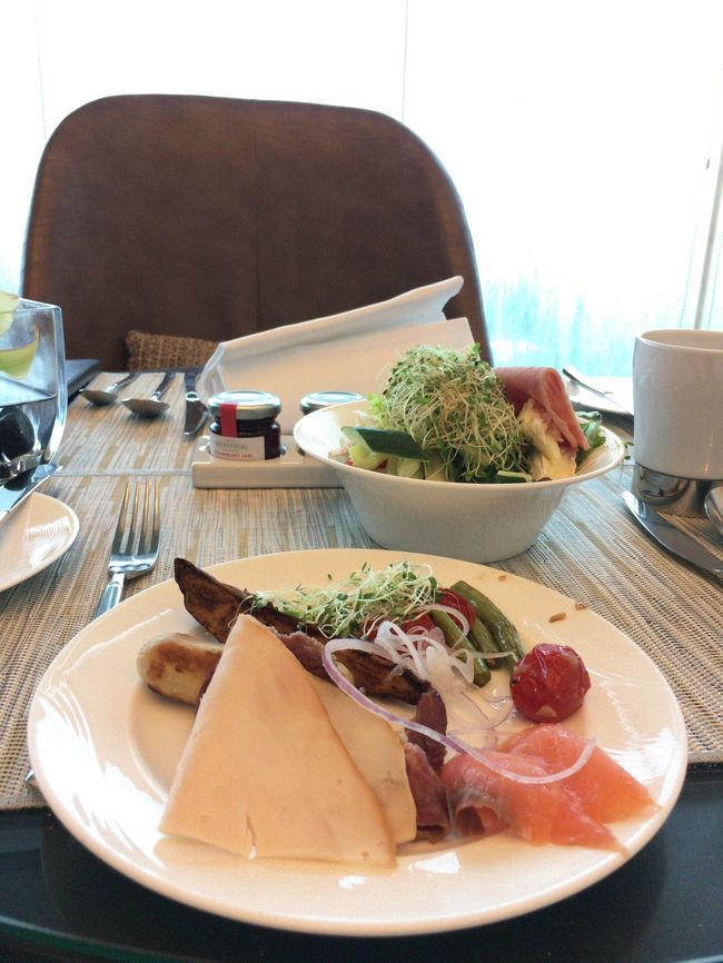 とりあえずラウンジで朝食など。利用者２名