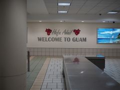 WELCOME TO GUAM!!!
南国到着です！夜中です！(笑)

空港スタッフも陽気なスタッフでした。
日本語ペラペラで一人でボケて一人で突っ込んでました。
テンション高ーい！！！
南国の洗礼を受けました(笑)