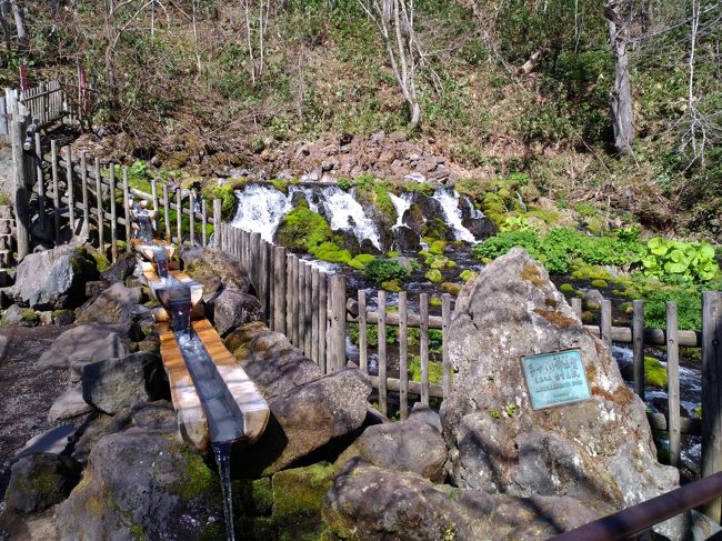 最初に「吹き出し公園」に寄りました。<br />美味しい水が湧きだしているということで、皆さん大きなタンクを持って水を汲みに来ています。ちょっと頂いたら、冷たくて美味しい。<br />と、脇に「生水ですので、沸騰させてから飲用してください」と。遅いわい。