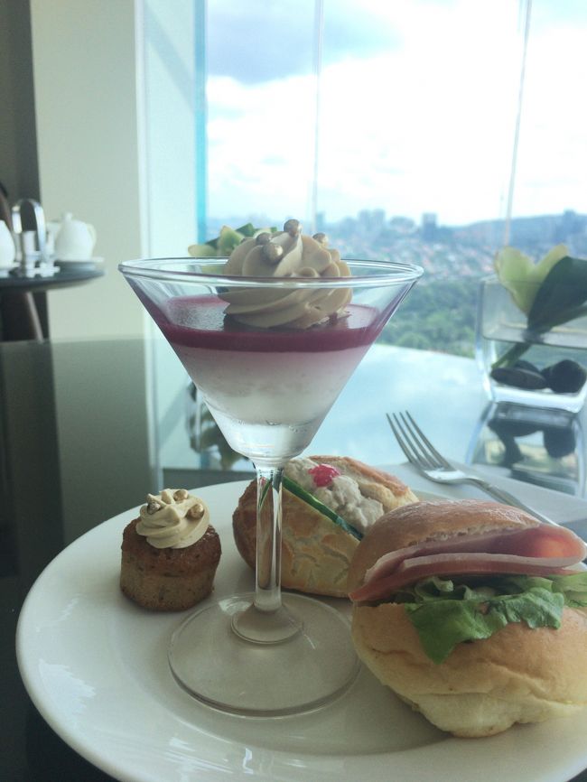 ということで、いつものハイティへ。ラウンジには８８５便で前の席に座っていた熟年カップルがいました。サンドイッチはまぁまぁですが、スイーツ系はバタークリームみたいなのがかなりいまいち。