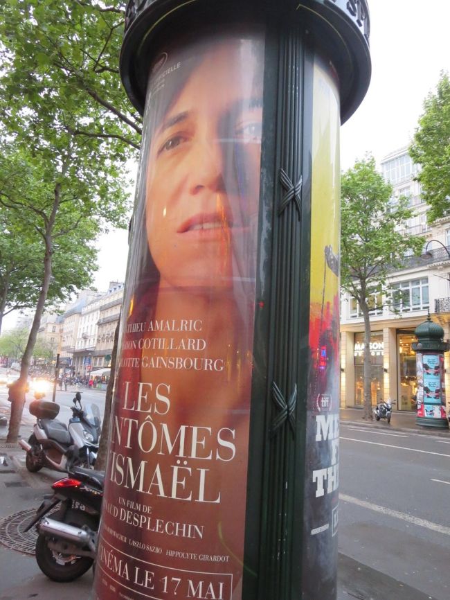 #パリ市街を飾るモリス広告塔