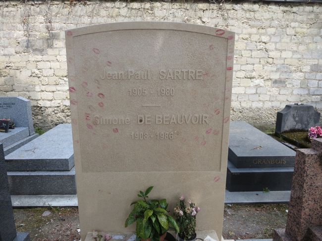 #敬愛するサルトルの墓<br />#接吻の口紅?マーク
