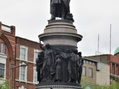 O'Connell Monument（オコンネル像）

ダブリンの中心部、オコンネルストリートに立つオコンネル像。あー頭が鳥のフンで…銅像の宿命です。