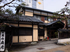 宿の建物は純和風かと思いきや、背後に近代的な建物が。
部屋は、その近代的なビルの方だった。