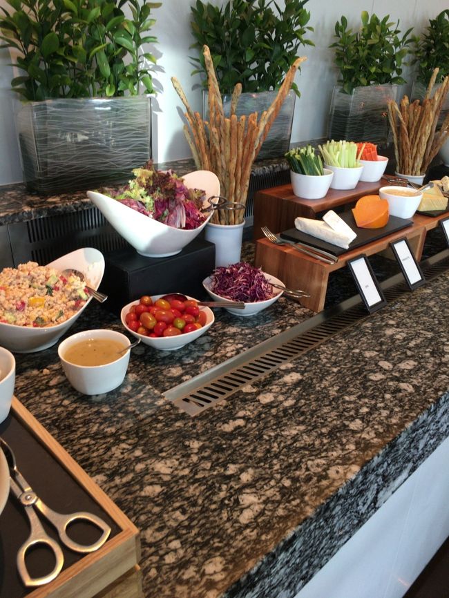 カクテルタイム（１８：００～）が始まりました。ただ、ＫＬはまだ全然明るくて夜って感じじゃないですね。ここはカクテルタイムのミールが割と充実しています。