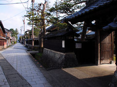 五番通りを過ぎしばらく歩くと、寺町通りにぶつかる。
この通り沿いには、大野城下を守るように多くの寺院が建ち並んでいる。