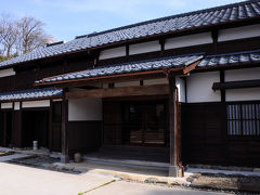 そして、目指す田村家に到着。
開館時間前だったが、気持ち良く入れてくれた。
田村家は、大野藩の家老を務めた家柄で、この建物は、文政10年(1827)に建てられたものだそうだ。