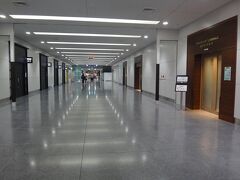 名古屋・中部国際空港（セントレア） 旅客ターミナル3F 出発ロビー

写真右の手前がクレジットカード会社ラウンジ『プレミアムラウンジ セントレア』、
その奥がカードラウンジ『QUALIA LOUNGE（クオリアラウンジ）』、
更に奥がクレジットカード会社ラウンジ『第2プレミアムラウンジ セントレア』です。