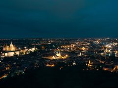 プラハ市内の夜景。
夏場でしたが、この日は風が強く、外から遮るものもない階段に居てかなり寒かったです。