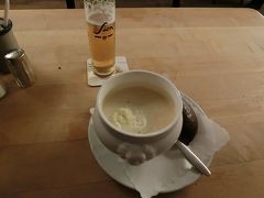 夕飯は大聖堂近くのビアホール「Brauhaus Sion」で。
メニューを見たらシュパーゲル(白アスパラ)の特別メニューがあり、ケルシュビールと一緒に少し寒かったのでシュパーゲルのクリームスープを頂く。