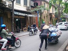 Hang Chieu St.
ハンチュウ通り

竹屋と台車でサンダル売り