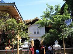 １０時、ジェフリー・バワの設計で有名な“シーマ・マラカヤ寺院”を横目に、そこから道路を挟んですぐのところにある“ガンガラーマ寺院”（Gangarama Temple）に到着。

トゥクトゥクを降りるとドライバーのおじさんも降りてきて、どうやらガイドをするつもりのよう。

これはガイド料目当てだなと思いつつ、信心深いスリランカ人のことだから法外な要求はないものと勝手に推測して、そのままガイドをしてもらうことに。