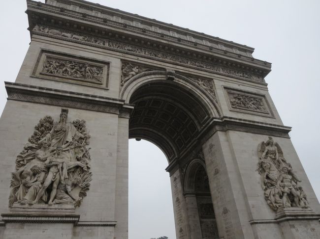 ＃エトワール凱旋門<br />＃エトワールとは星状を意味する<br />＃この凱旋門を中心に道路が星状に広がっている